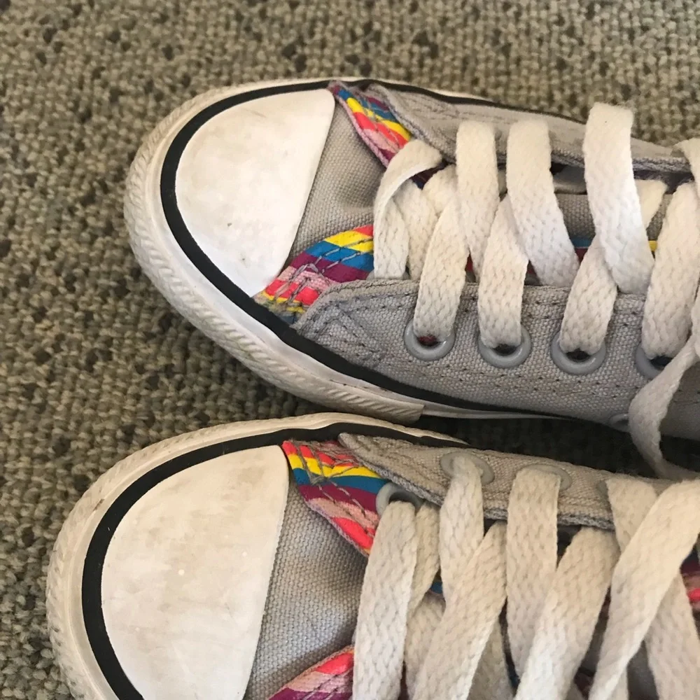 Converse Kids Low-Top Canvas Sneakers in Light Gray with Rainbow Trim